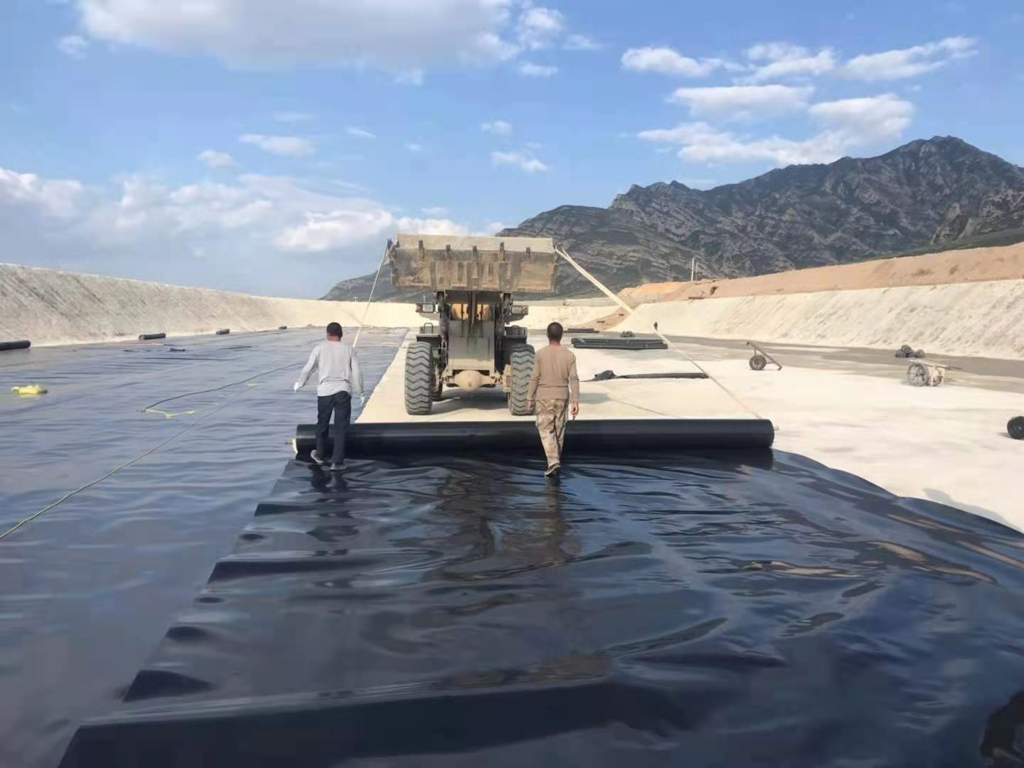 
与基座和支撑层应压平贴合，避免架空，排除气泡，确保安全。